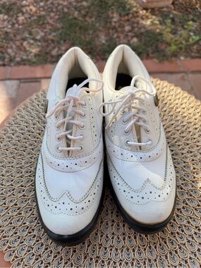 Vintage White Women's Leather Wingtip gold Athletic Shoes size 5